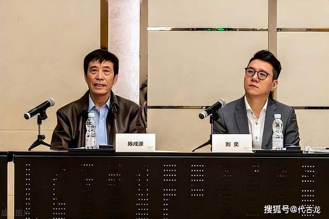 情急之下，两人放弃了回家机会，逆行进入战区